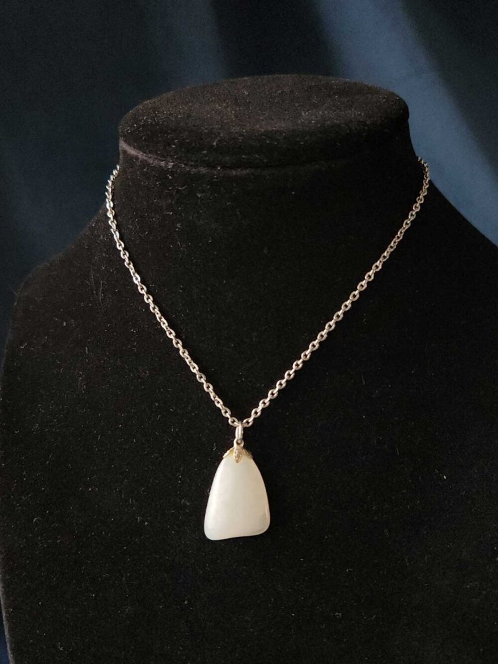 White natural stone necklace with a small silver chain - Picture 2 of 12